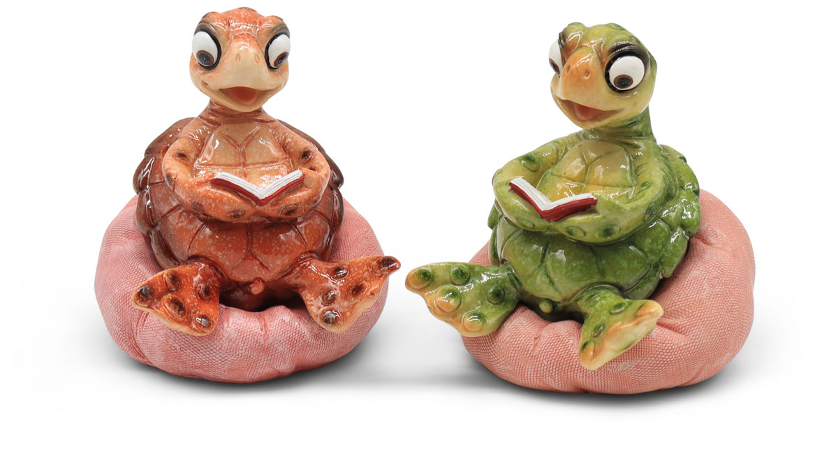 Schildi grün/braun auf Kissen, 2-fach sortiert, Polyresin