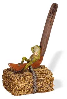 Frosch Erwin auf Heuballen