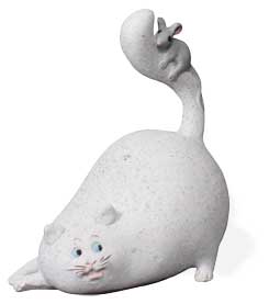 Katze Diego liegend mit Maus